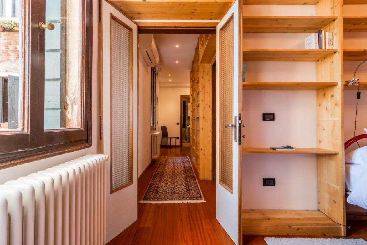 Arsenale 2352 Library By Biennale Exhibition Apartment Venedig