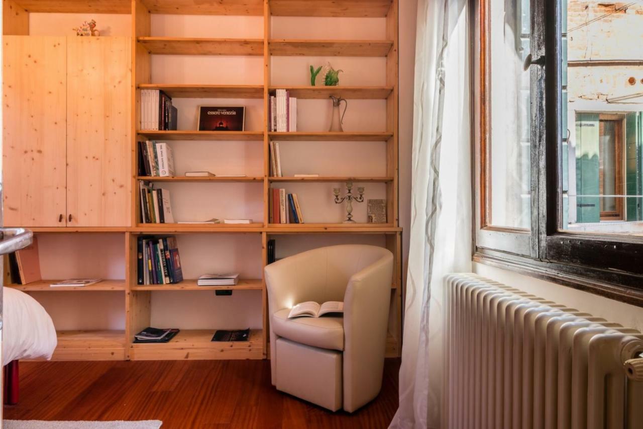 Arsenale 2352 Library By Biennale Exhibition Apartment Venedig